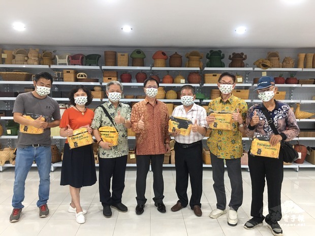 參觀PT.MITRA INDOMAKMUR ABADI藤具工廠與董事長歐金坤〈右3〉、井里汶百家姓協會主席胡鵬舉〈右2〉、僑務促進委員胡寶耀〈右1〉等合影