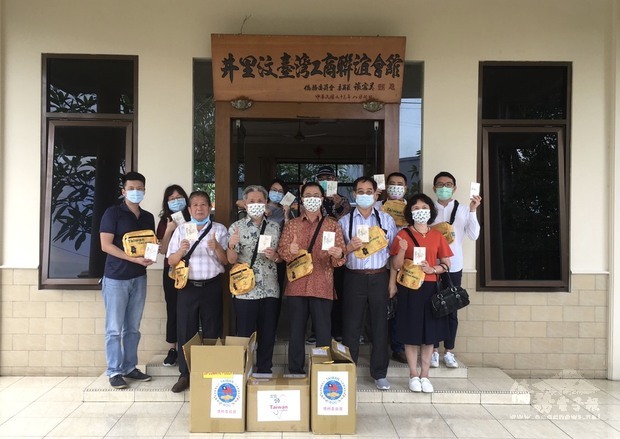 僑務諮詢委員余基成（右2）僑務諮詢委員賴昭哲（左2）等陪同參觀井里汶臺商會館， 汪樹華組長（右3）贈送僑委會提供的防疫關懷包