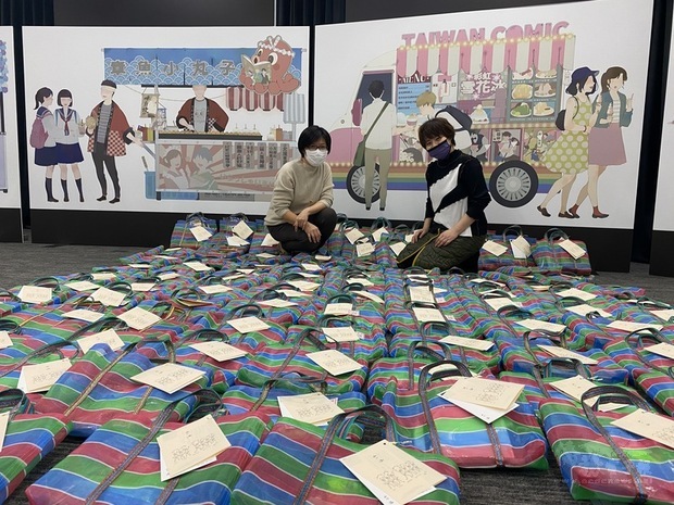 翻譯家池田茜藍與台灣藝文界好友，發起集結台灣美術館、博物館等的文具，贈送日本福島縣會津市學童活動。日前，禮品在位於東京的駐日代表處進行裝袋作業。（駐日代表處台灣文化中心提供） 