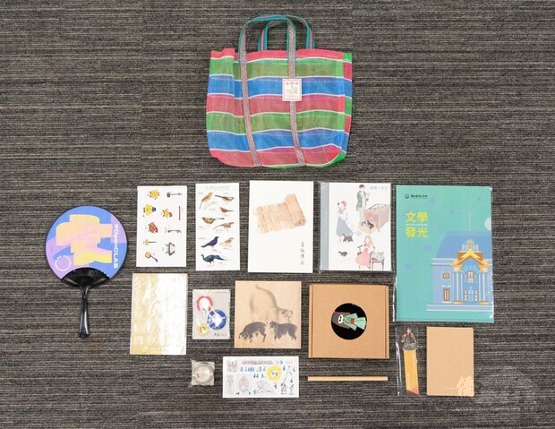 台灣美術館、博物館、大學贈送文具等給日本福島縣會津市學童，由台日混血翻譯家池田茜藍代為轉送。（池田茜藍提供） 