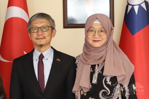 駐土耳其代表鄭泰祥(左)與妻子買黛蕾(右)1月29
日在駐安卡拉台北經濟文化代表團辦公室。鄭泰祥3月
中結束7年又3個月任期返回台灣。