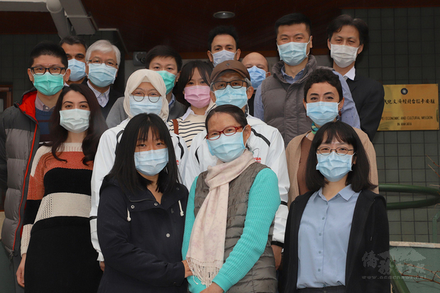 駐土耳其代表鄭泰祥與妻子買黛蕾(第2排右2、右3)
向駐安卡拉台北經濟文化代表團同仁辭行,結束7年又3個月任期返回台灣。