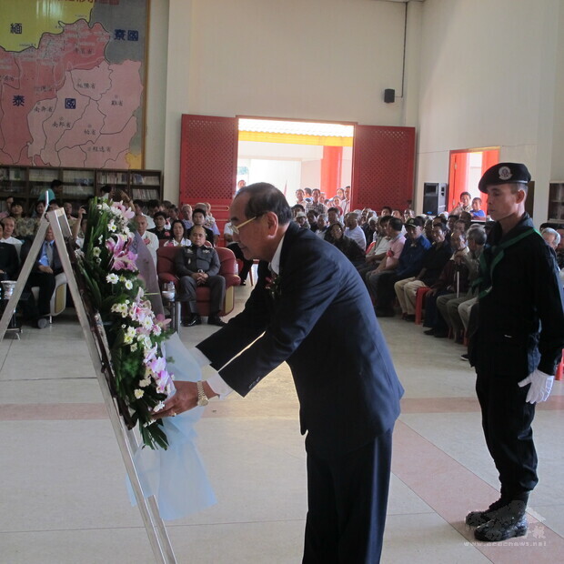 清邁雲南會館前會長李錦生前向國軍英烈獻花