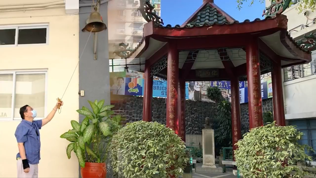 中正學院校園內的校鐘被持續敲響65下，以紀念王校長逝世65年。