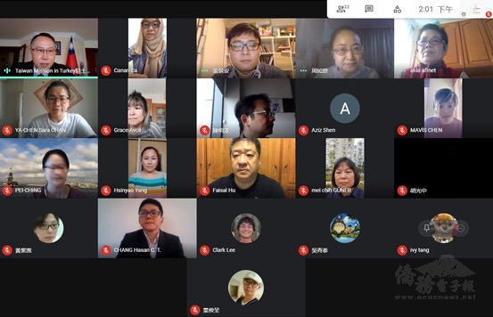 僑胞熱烈歡迎黃志揚代表履任(代表處提供照片)。