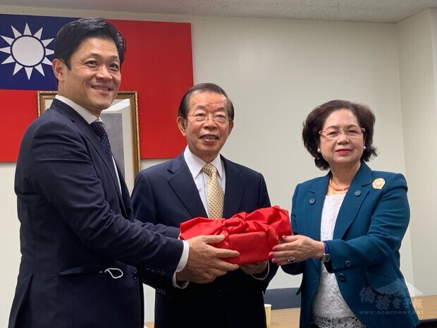 駐日大使謝長廷(中)見證,第8屆總會長陳五福(左) 將印信交給第9屆總會長俞秀霞(右)