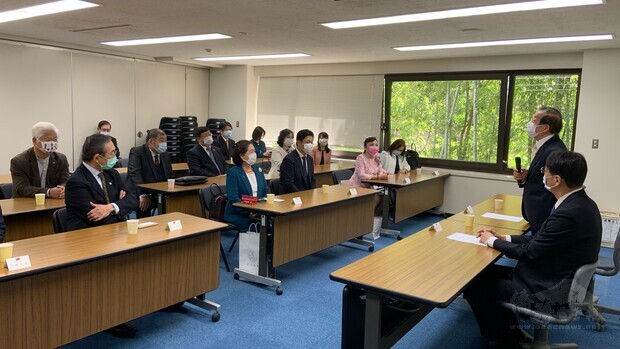 謝大使講解臺灣鳳梨銷售事項