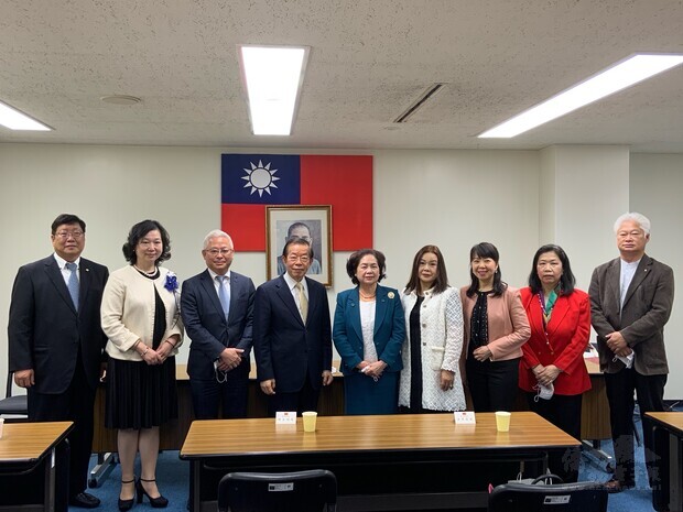 謝大使與日本臺灣商會聯合總會第9屆團隊合影,(左起)林隆裕副總會長、上島彩秘書長、鍾幸昌監事長、謝長廷大使、兪秀霞總會長;(右起)東郷清龍副總會長、兪秀霞總會長特助、中西財務長、頼玉汝副總會長