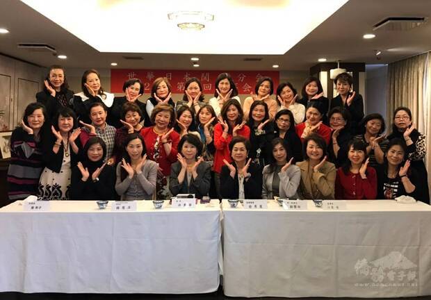 理監事會議合影，第一排坐由左至右：葵秀子財務長、楊慧萍秘書，洪麗華會長、俞秀霞僑務委員、劉雯玲副會長、江東優監事長、中西美姬副會長、川野榮子副會長