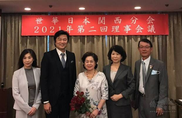 祝賀俞秀霞創會會長三喜臨門，由左至右：劉雯玲副會長、李世丙處長、俞秀霞創會會長、洪麗華會長及王明裕名譽會長