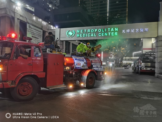 幫邦菲華義勇消防會打火兄弟在光坦紀念醫院四周進行噴霧消毒。