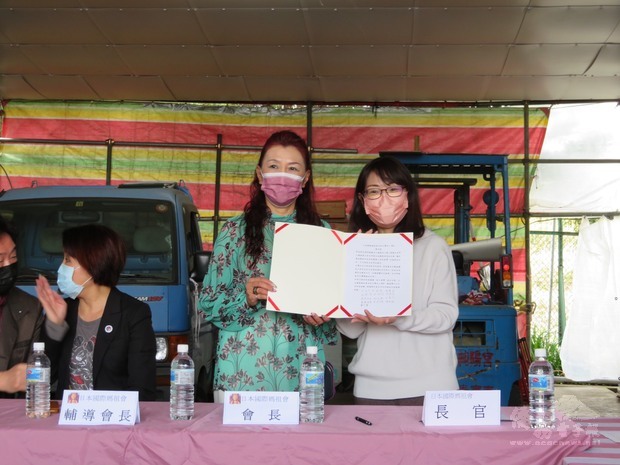 日本國際媽祖會會長益芬將該會聯名簽署支持台灣加入WHO的聲明書交給僑務組副組長宋惠芸