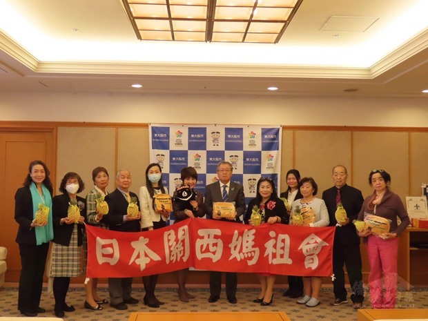 川野榮子會長(右5)及幹部會員與、立花靜副市長(右6)、野田彰子(左6)合影