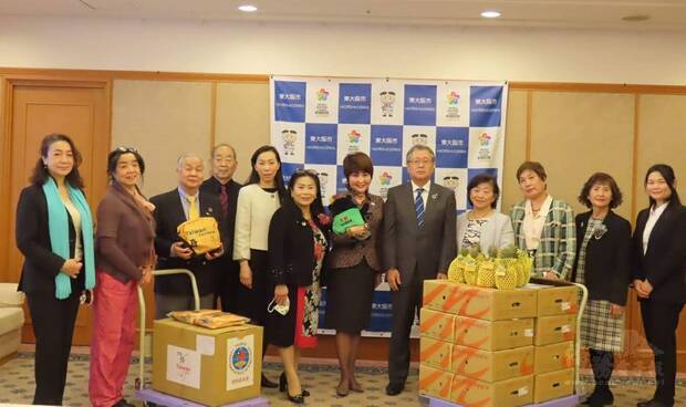 川野榮子會長(左6)及幹部會員、立花靜副市長(右5)、野田彰子議員(右6)、楊慧萍秘書(左5)等人合影