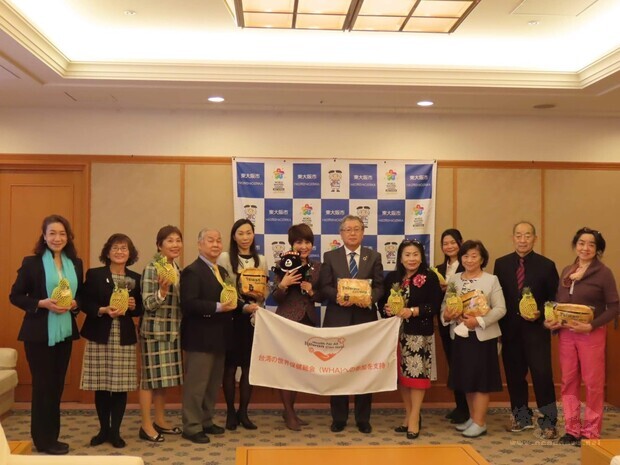 贈防疫關懷包及福沙阿熊請立花靜副市長(右6)及野田彰子議員(左6)續支持臺灣