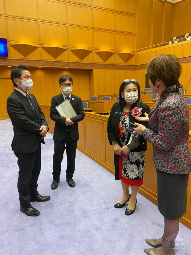 野田彰子議員(右)引導參加議場