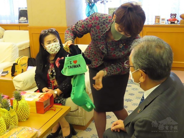 野田彰子議員向立花靜副市長示範說明福沙阿熊的妙用