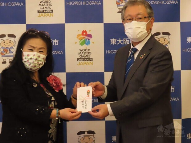 關西媽祖會川野榮子會長致贈寄付金，由立花靜副市長代表受贈