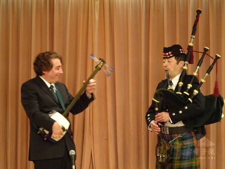 演奏津輕三味線的Keven Kmetz(左)與演奏蘇格蘭傳統風笛的山根篤(右)