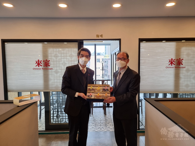 林處長致贈台灣水果乾禮盒予蔚山僑社