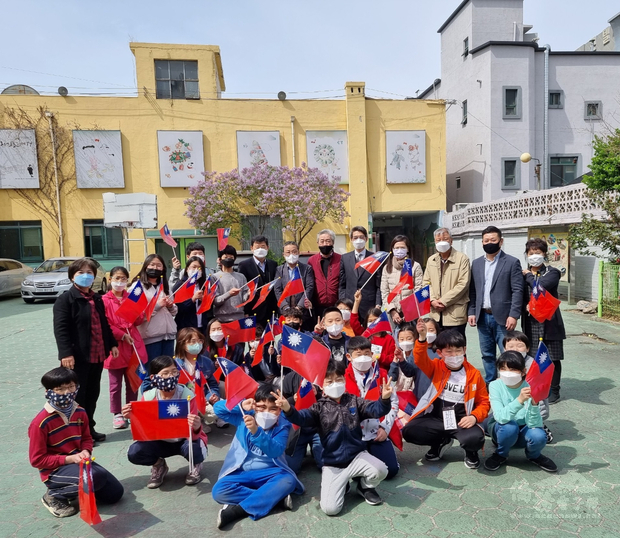 大邱華僑小學師生揮舞國旗歡迎林處長到訪