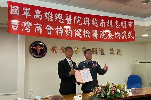 陳明政（左）與柯朝元（右）共同簽訂健檢合作契約書