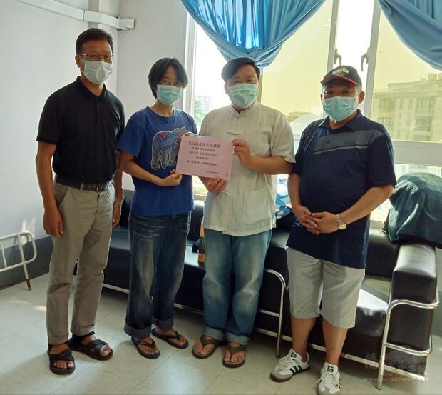 緬甸臺商總會總會長溫斯郎、副總會長楊友全及秘書長楊仲青4月10日帶著緬甸臺商同鄉的愛心善款，親自交給正為高額醫療費用傷神的謝秉芳女士，幫忙挺過眼前難關。