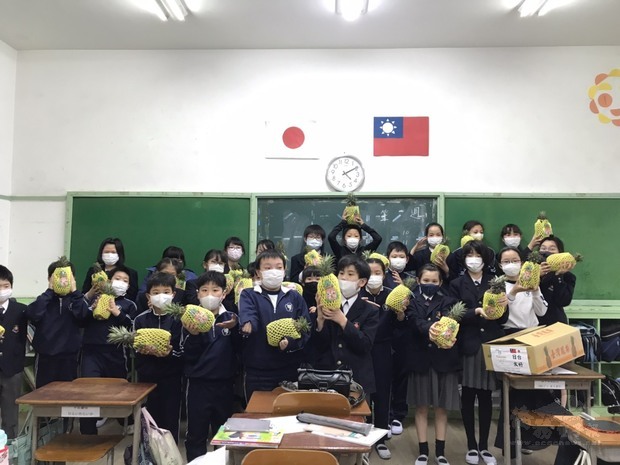 大阪中華學校學生開心收到臺灣鳳梨。