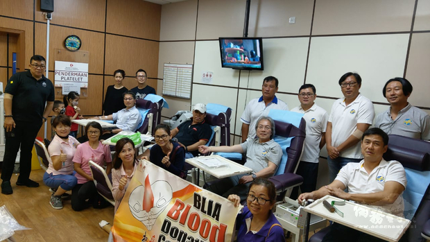 駐汶萊代表處李憲章代表與台商會葉會長旺傳、莊名譽會長錫山挽袖參加國際佛光會汶萊分會與台商會舉辦第捐血活動，與佛光會督導洪健清及兩會出席人員合影

