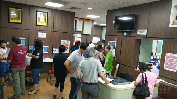 駐汶萊代表處李憲章代表與台商會葉會長旺傳、莊名譽會長錫山挽袖參加國際佛光會汶萊分會與台商會舉辦第捐血活動