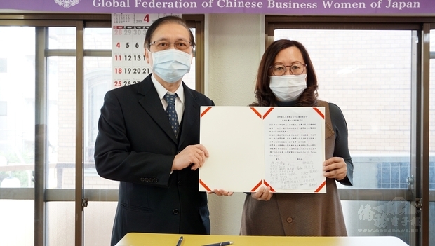 錢會長將要望書遞交給謝組長