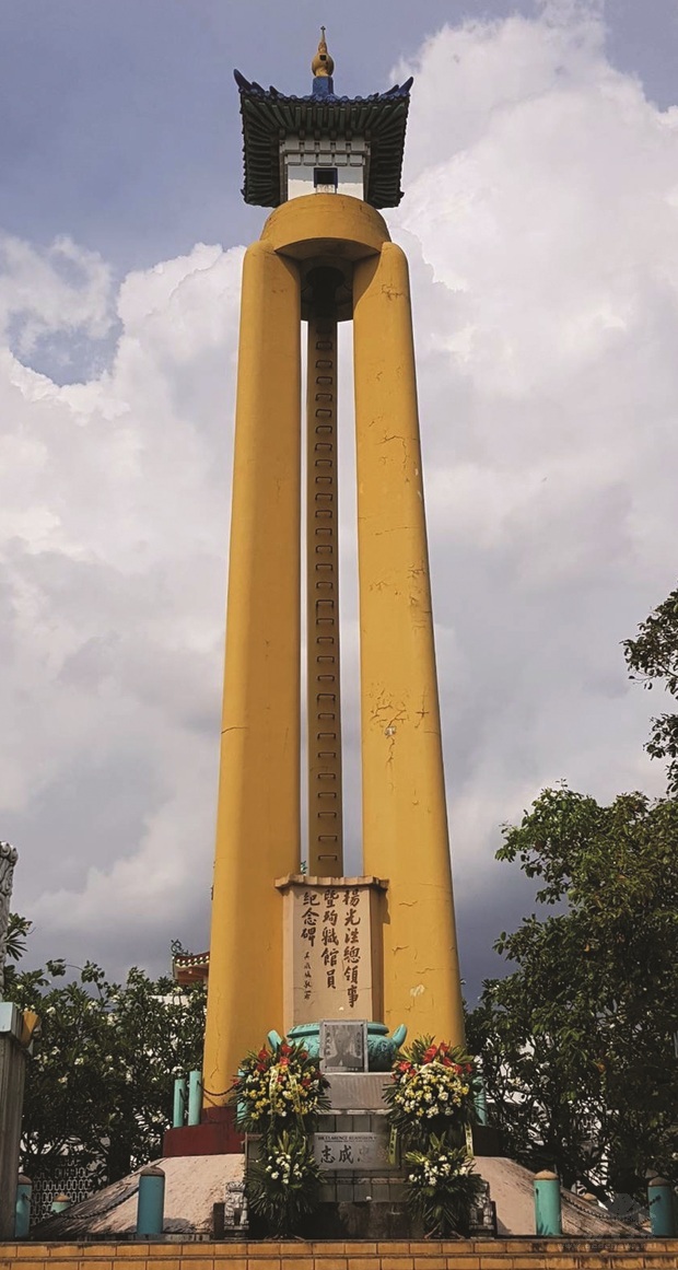 圖 1：華僑義山高聳之烈士紀念碑，象徵後人對抗日烈士之緬懷與敬仰。