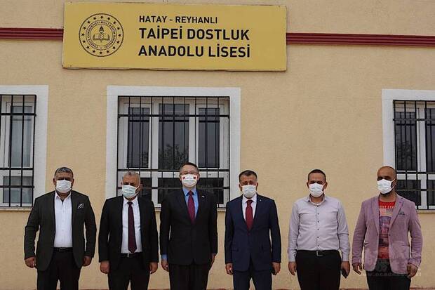 駐土耳其代表黃志揚（左3）20日訪土耳其哈泰省，雷伊漢勒市長哈哲歐魯（右3），國會議員尚菲帝（左2）陪同參觀台北友誼學校。（駐土耳其代表處提供）
