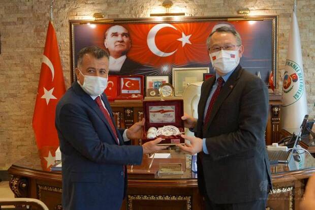 駐土耳其代表黃志揚（右）20日訪土耳其南疆哈泰省期間，拜會當地雷伊漢勒巿長哈哲歐魯（左）。（駐土耳其代表處提供）