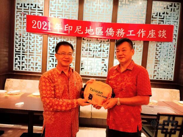 頒贈三寶壟閩南公會主席李文彬（右）防疫關懷包及僑務榮譽職聘書。