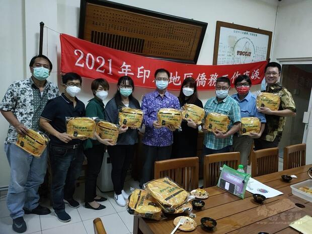 汪樹華組長（中）贈送中爪哇留台同學會吳悅意會長（右4）等防疫包。