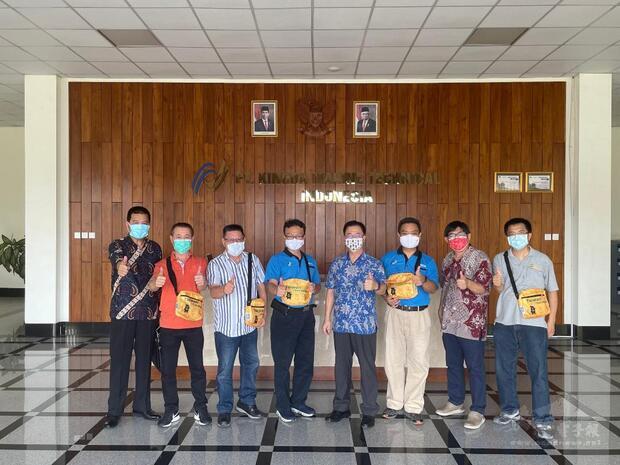 莊丕龍（左3）、彭春源（左1）僑務諮詢委員、王銘聰理事長（右2）等，陪同汪樹華組長（右4）參觀印尼金大海洋科技公司並與黃世萍廠長等合影（左4）