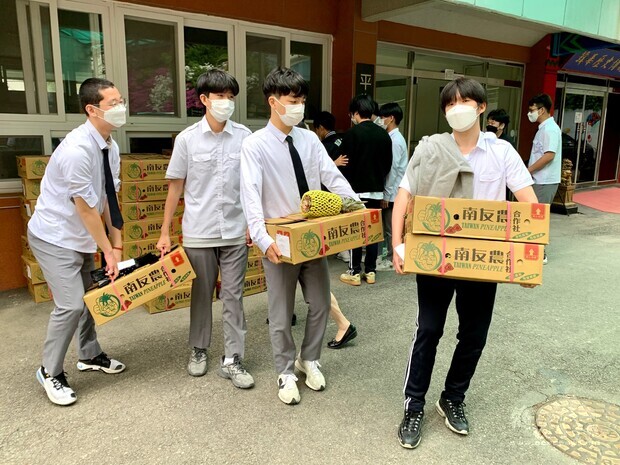 漢城華僑中學各班代表領取鳳梨。