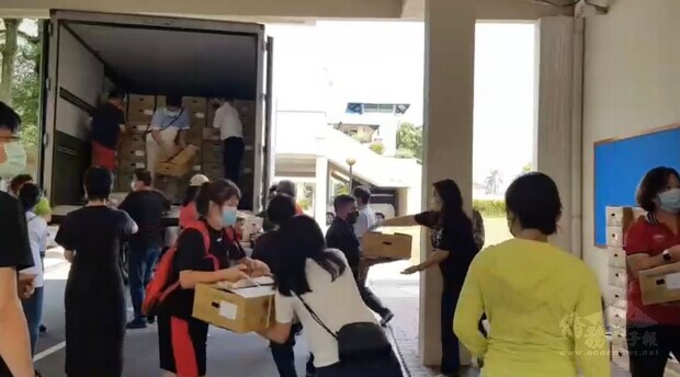 吉隆坡臺商會會員朋友至吉隆坡臺灣學校一起協助搬運、分送鳳梨