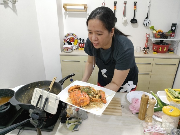 王鈴鈴老師教導學員烹煮咸蛋黃炒蟹，並且如何擺盤。