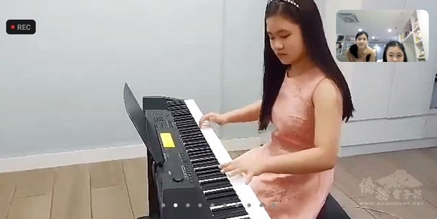 鋼琴班學員甄芊惠彈奏「梅花」及「Love Me Tender」。