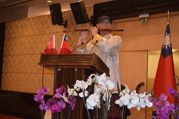 土耳其博士生葉俊呈演奏竹笛,土耳其嘉賓共襄盛舉。(2019年10月8日、中華民國108年國慶招待會)