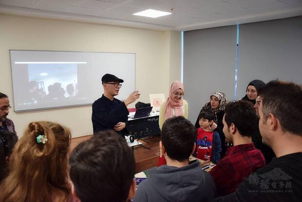 於土耳其Ostim大學舉辦書法工作坊,介紹文房四寶給土耳其人。(2019年12月31日)