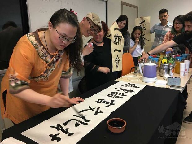 於土耳其Hacettepe大學舉辦臺灣茶藝文化講座,現場表演書法,書寫「遠東語言文化社」致贈土耳其學生。(2018年4月9日)