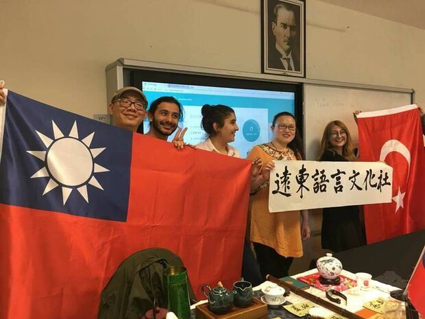 於土耳其Hacettepe大學舉辦臺灣茶藝文化講座,書寫「遠東語言文化社」並致贈土耳其學生。(2018年4月9日)