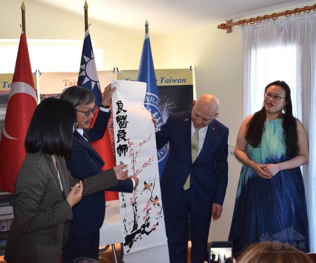 受臺灣駐土耳其代表處邀請,於茶會活動上表演「即席10分鐘音樂與書畫表演」給安卡拉大學教授們觀賞。 (2019年10月24日)