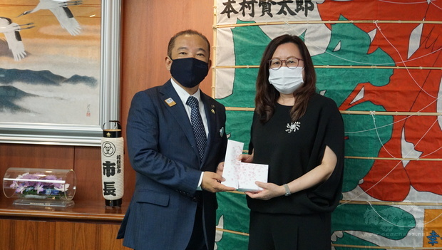 木村市長(左)贈送紀念品給錢會長(右)