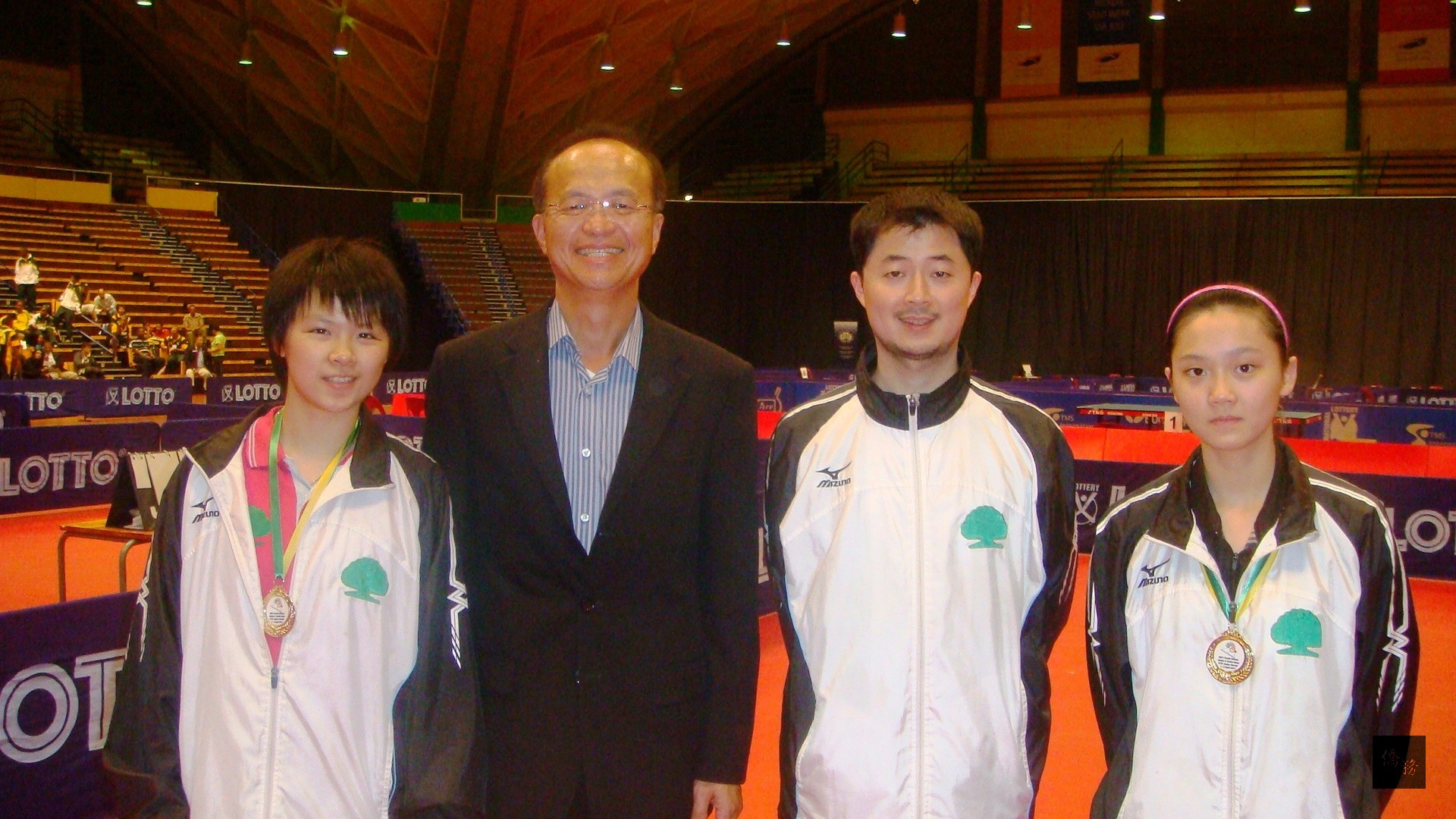 杜處長（左2）與中華青少年女子桌球代表選手陳思羽（左1）、鄭先知（右1）及劉教練（右2）於選手獲獎後合影。