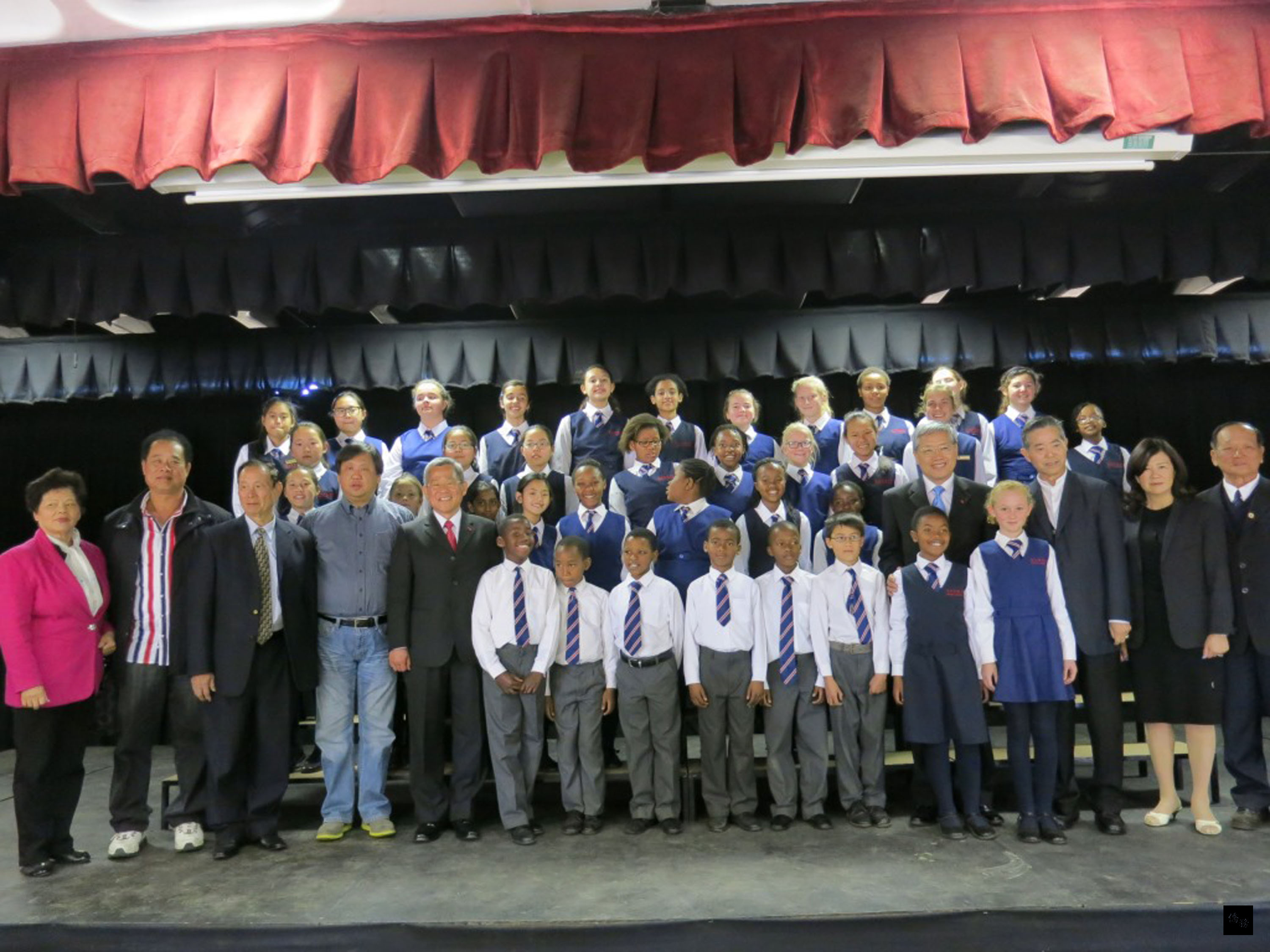 僑委員委員長陳士魁(第二排右四)拜訪斐京華僑公學,世界臺灣商會聯合總會總會長楊信(第二排右三),感動學校對中文教育的付出,當場捐款贊助學校。(中央社提供)