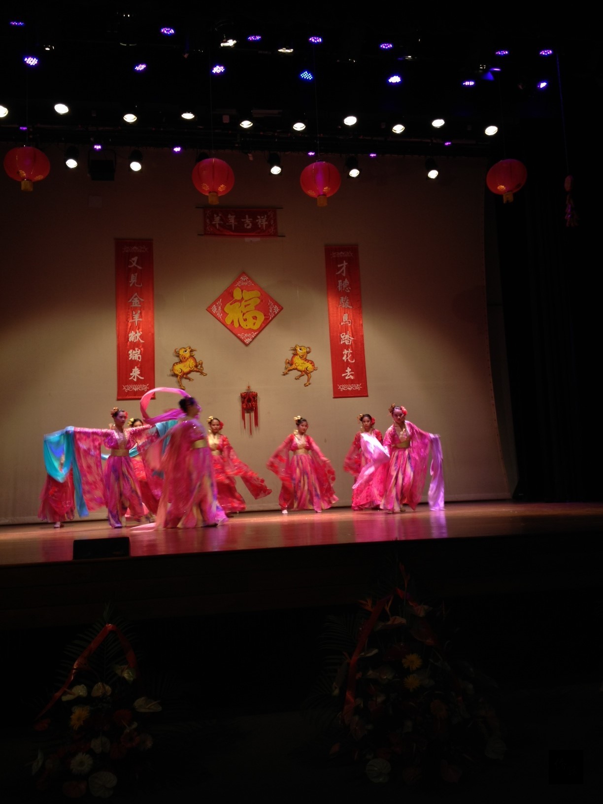 駐南非代表徐佩勇及僑務組長楊先耀，參加模里西斯華僑元宵文藝晚會。（駐南非代表處提供）